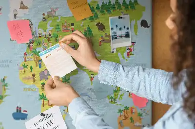 Korková nástěnka ve tvaru mapy světa Kultury