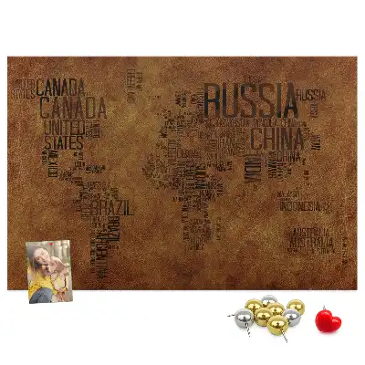 Korková nástěnná tabule s mapou světa a názvy zemí