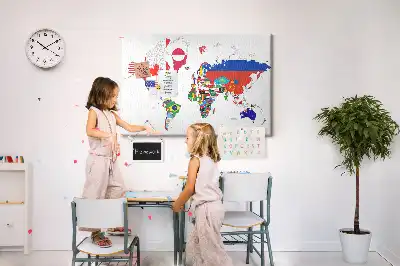 Korková nástěnka s mapou národních vlajek