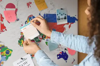 Korková nástěnka s mapou národních vlajek