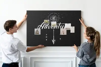 Korková nástěnka s cestovatelským citátem