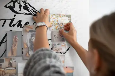 Korková nástěnka s inspirativním nápisem