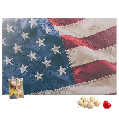 Korková nástěnka s motivem americké vlajky