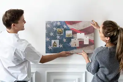Korková nástěnka s motivem americké vlajky