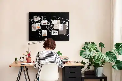 Korková nástěnka ve tvaru moderní mapy světa
