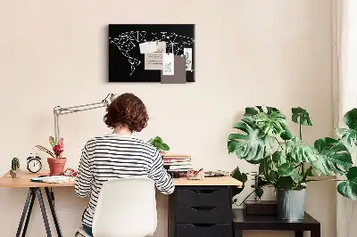 Korková nástěnka ve tvaru moderní mapy světa