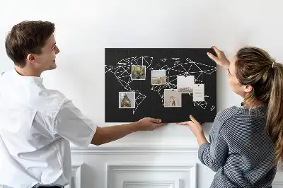 Korková nástěnka ve tvaru moderní mapy světa
