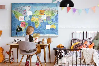 Korková nástěnka ve stylu retro s grafikou mapy světa