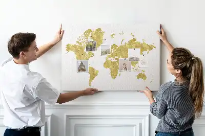 Korková nástěnka se zlatou mapou světa