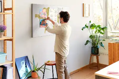Korková nástěnka se zlatou mapou světa