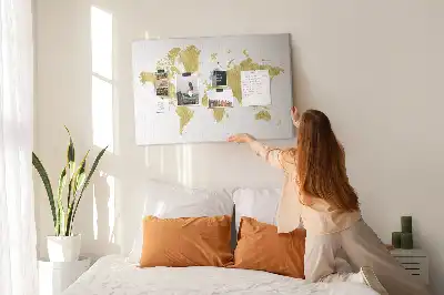 Korková nástěnka se zlatou mapou světa