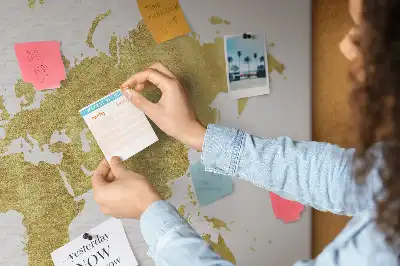 Korková nástěnka se zlatou mapou světa