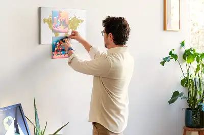 Korková nástěnka se zlatou mapou světa