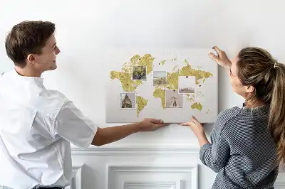 Korková nástěnka se zlatou mapou světa