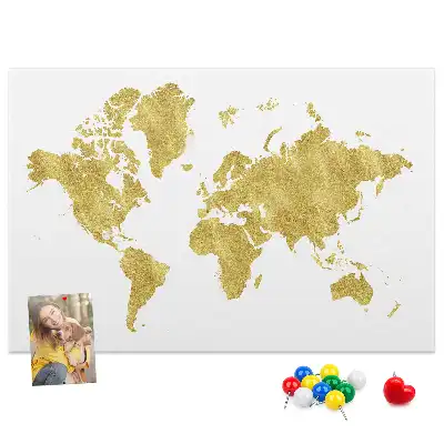 Korková nástěnka se zlatou mapou světa