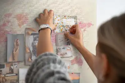 Korková nástěnka s motivem pastelové malované mapy se skvrnami