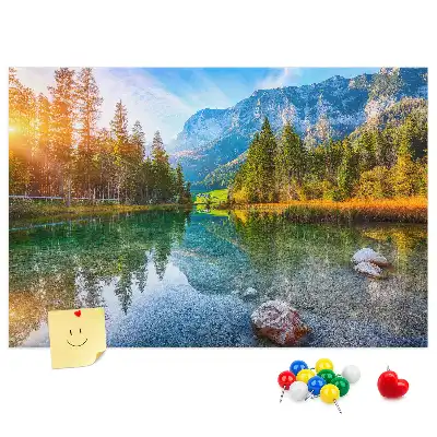Nástěnka do dětského pokoje s motivem řeky, hor a krajiny