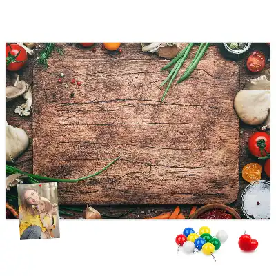 Nástěnka do dětského pokoje ve tvaru kuchyňského prkénka