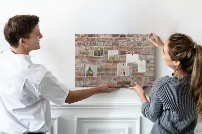 Nástěnka do dětského pokoje s motivem cihlové zdi