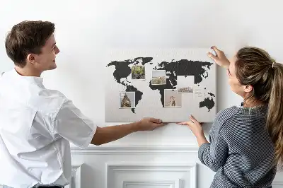 Korková nástěnka s motivem tmavého obrysu kontinentů