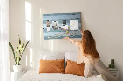 Korková nástěnka s motivem prken a mušlí