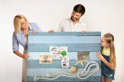 Korková nástěnka s motivem prken a mušlí