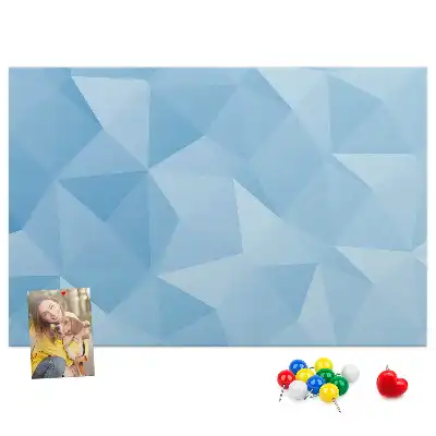 Korková nástěnka s motivem geometrických abstraktních trojúhelníků