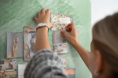 Korková nástěnka s abstraktním trojúhelníkovým vzorem