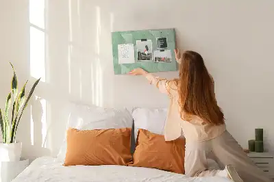 Korková nástěnka s abstraktním trojúhelníkovým vzorem