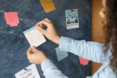 Nástěnka korková se stylovou mramorovou texturou
