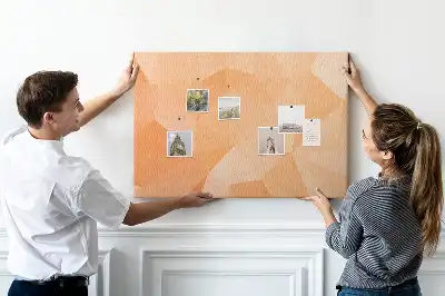 Korková nástěnka s geometrickými trojúhelníkovými tvary