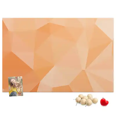 Korková nástěnka s geometrickými trojúhelníkovými tvary