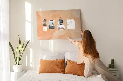 Korková nástěnka s geometrickými trojúhelníkovými tvary