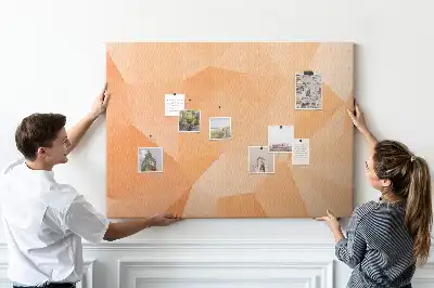 Korková nástěnka s geometrickými trojúhelníkovými tvary