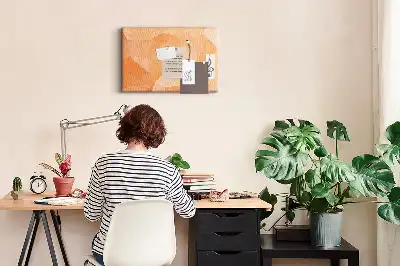 Korková nástěnka s geometrickými trojúhelníkovými tvary