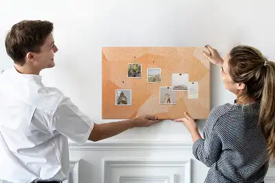 Korková nástěnka s geometrickými trojúhelníkovými tvary