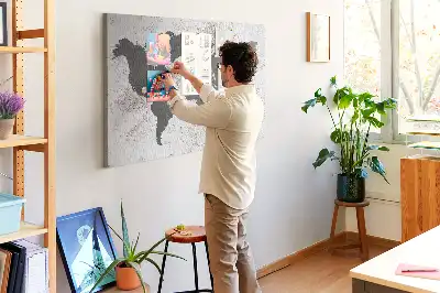 Korková nástěnka se surovým obrysem kontinentů