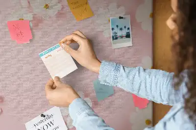 Korková nástěnka s motivem sedmikrásek