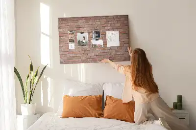 Korková nástěnka s motivem rustikální červené cihly