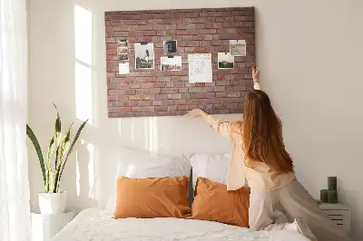 Korková nástěnka s motivem rustikální červené cihly
