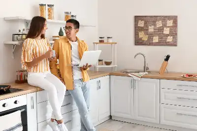 Korková nástěnka s motivem rustikální červené cihly