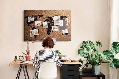 Korková nástěnka s minimalistickým obrysem kontinentů