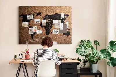 Korková nástěnka s minimalistickým obrysem kontinentů