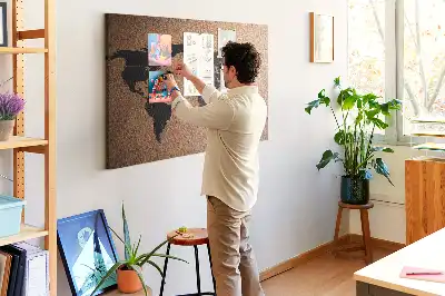 Korková nástěnka s minimalistickým obrysem kontinentů