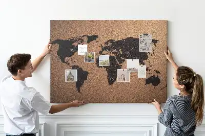 Korková nástěnka s minimalistickým obrysem kontinentů