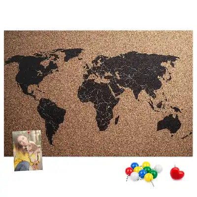 Korková nástěnka s minimalistickým obrysem kontinentů