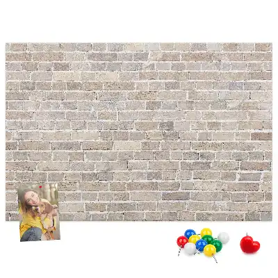 Korková nástěnka s motivem klasické cihlové zdi