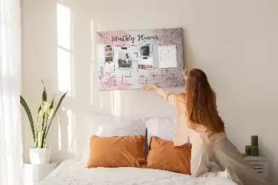 Korková nástěnka Růžový měsíční plánovač