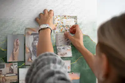 Korková nástěnka s moderními rostlinnými motivy