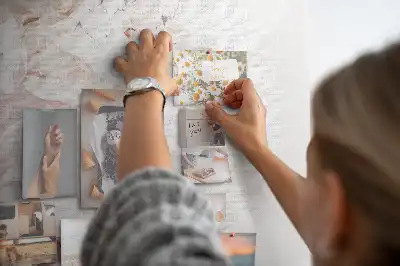 Korková nástěnka s motivem květů pivoňky